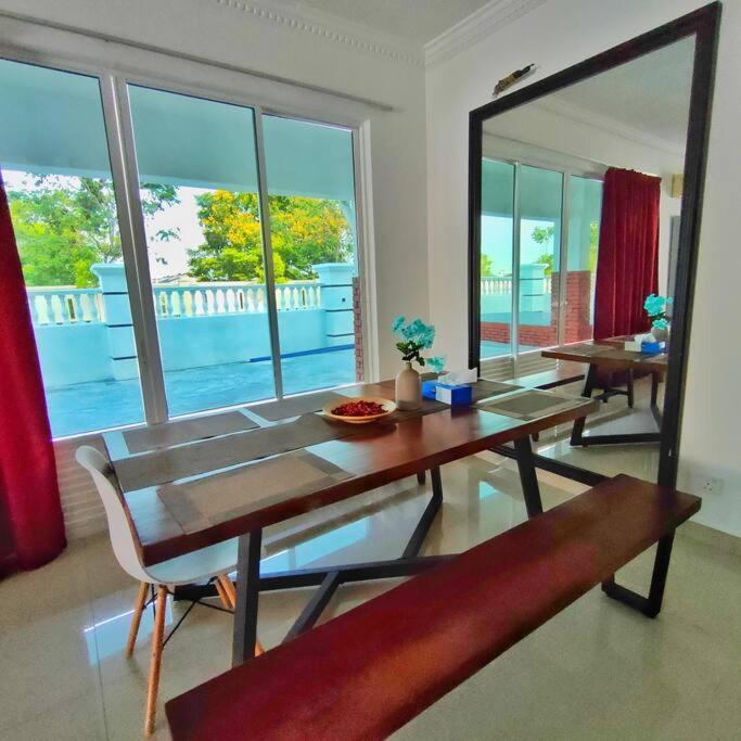 Villa 3 Storey Swimming Pool&projector House Setia Alam Shah Alam